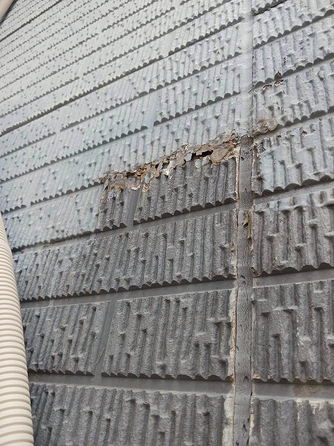 外壁の浮きも生じた住宅